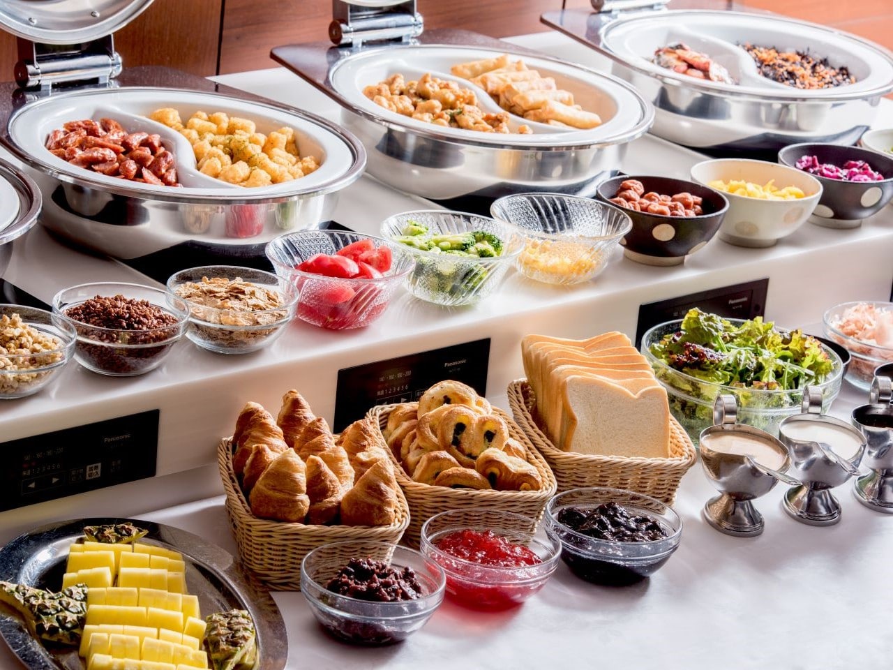 定番の卵料理やソーセージ、肉や魚料理など豊富な洋食メニューが楽しめます